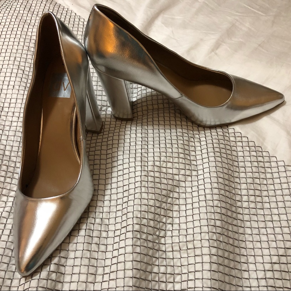 DV silver pumps